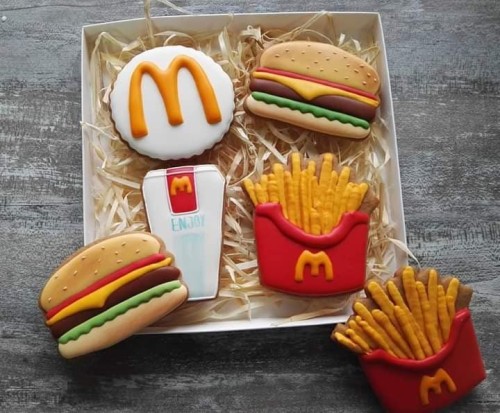 Hamburger, Frytki - Lukrecja - Pracownia Artystyczna.jpg