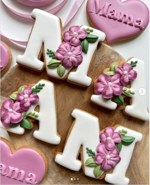 Litera M oraz litera A z kwiatami - Papierniczki.png