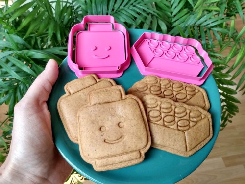 Głowa klockowego ludzika i klocek.jpg